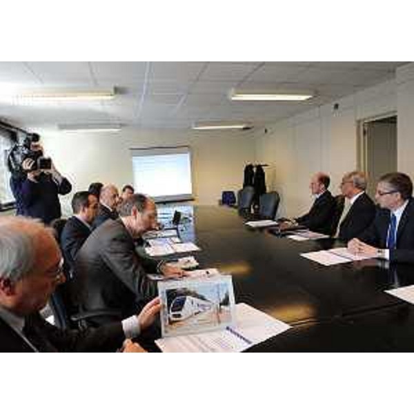Riccardo Riccardi (Assessore regionale Viabilità e Trasporti) e Jesus Esnaola (Direttore generale Attività internazionali CAF-Construcciones y Auxiliar de Ferrocarriles) al tavolo per la sottoscrizione del contratto di fornitura di otto nuovi treni per il TPL del FVG. (Trieste 29/03/11)