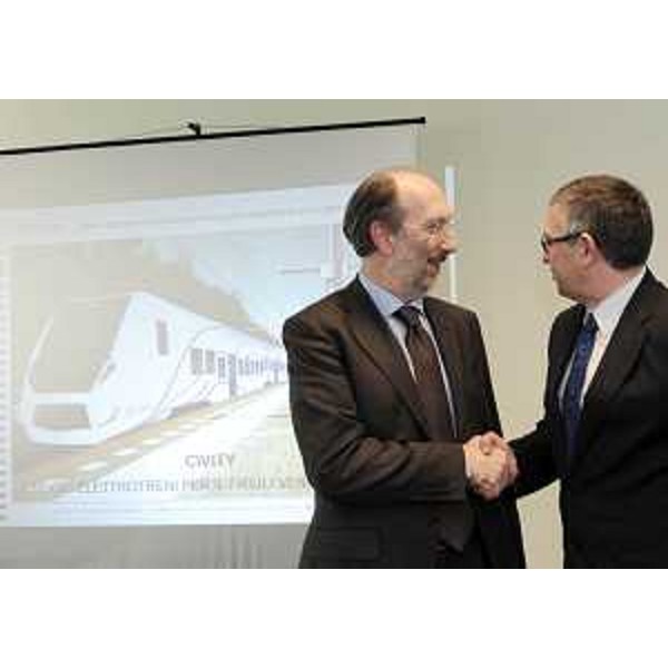 Riccardo Riccardi (Assessore regionale Viabilità e Trasporti) e Jesus Esnaola (Direttore generale Attività internazionali CAF-Construcciones y Auxiliar de Ferrocarriles) in occasione della sottoscrizione del contratto di fornitura di otto nuovi treni per il TPL del FVG. (Trieste 29/03/11)