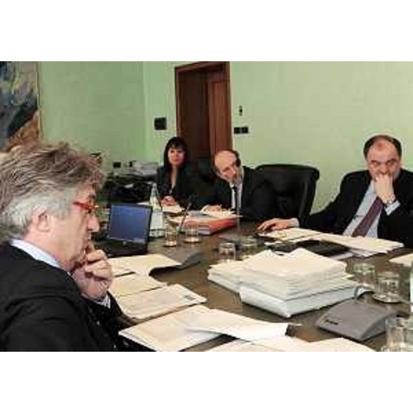 Il presidente della Regione FVG e gli assessori regionali a Lavoro e Formazione, a Viabilità e Trasporti, a Istruzione e Università, nel corso della riunione della Giunta regionale. (Trieste 31/03/11)
