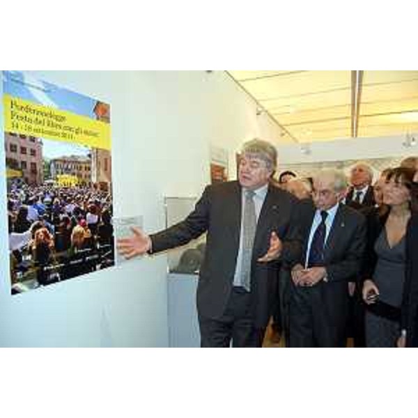 L'assessore alla Cultura del FVG con Giuliano Amato (Segretario generale Comitato Celebrazioni 150 anni Unità d'Italia) e Renata Polverini (Presidente Regione Lazio) nel complesso di Valle Giulia, una delle tre sedi espositive del FVG per i 150 anni dell'Unità d'Italia. (Roma 01/04/11)