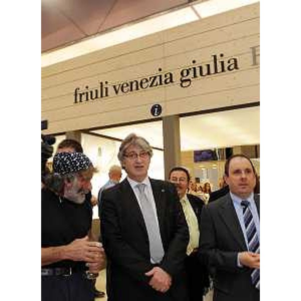 Mauro Corona (Alpinista, scultore, scrittore), il presidente della Regione e l'assessore regionale alle Risorse rurali all'inaugurazione dello stand del Friuli Venezia Giulia a Vinitaly. (Verona 07/04/11)