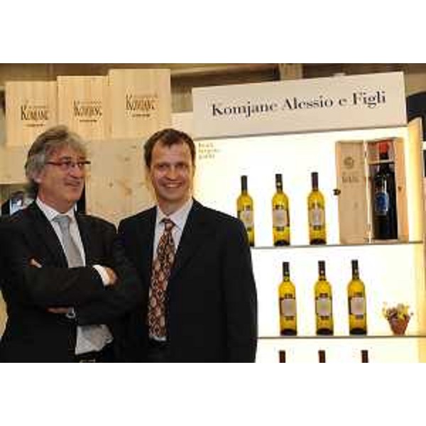 Il presidente della Regione con un espositore all'inaugurazione dello stand del Friuli Venezia Giulia a Vinitaly. (Verona 07/04/11)