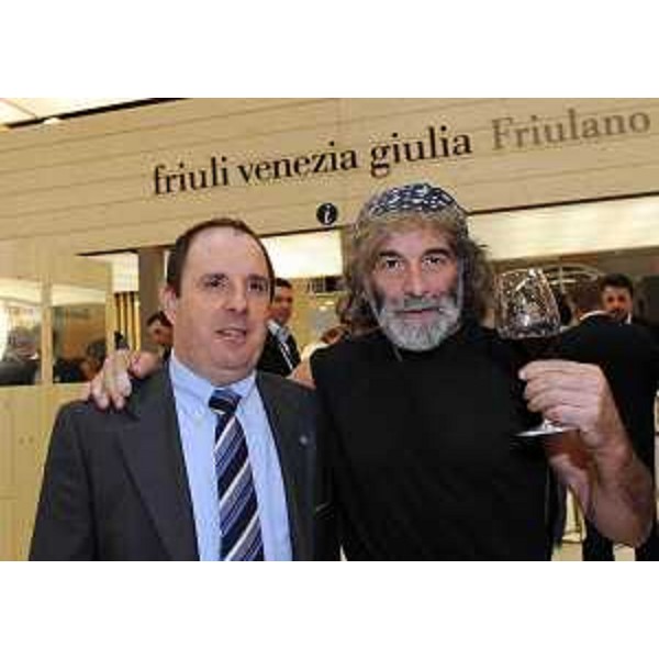 Mauro Corona (Alpinista, scultore, scrittore) e l'assessore regionale alle Risorse rurali all'inaugurazione dello stand del Friuli Venezia Giulia a Vinitaly. (Verona 07/04/11)