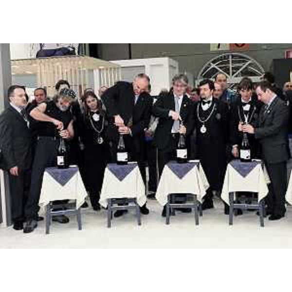 Il presidente della Regione, l'assessore regionale alle Risorse rurali, il presidente del Consiglio regionale e Mauro Corona (Alpinista, scultore, scrittore) all'inaugurazione dello stand del Friuli Venezia Giulia a Vinitaly. (Verona 07/04/11)