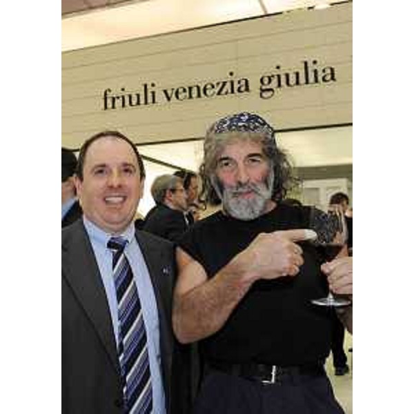 L'assessore regionale alle Risorse rurali e Mauro Corona (Alpinista, scultore, scrittore) all'inaugurazione dello stand del Friuli Venezia Giulia a Vinitaly. (Verona 07/04/11)