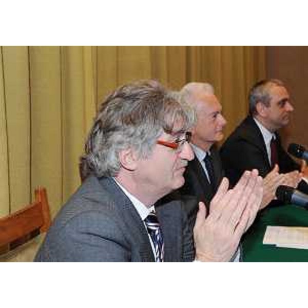 Il presidente del Friuli Venezia Giulia, Marco Cappelletto (Commissario straordinario Caffaro) e Stefano Saglia (Sottosegretario Sviluppo economico) alla cerimonia di passaggio dell’ex Caffaro dalla gestione commissariale al Gruppo Bertolini di Bologna. (Torviscosa 08/04/11)