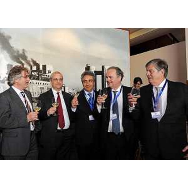 Il presidente del Friuli Venezia Giulia, Stefano Saglia (Sottosegretario Sviluppo economico) e gli imprenditori Donato Alfredo Todisco, Francesco Bertolini ed Antonio Fedeli alla cerimonia di passaggio dell’ex Caffaro dalla gestione commissariale al Gruppo Bertolini di Bologna. (Torviscosa 08/04/11)