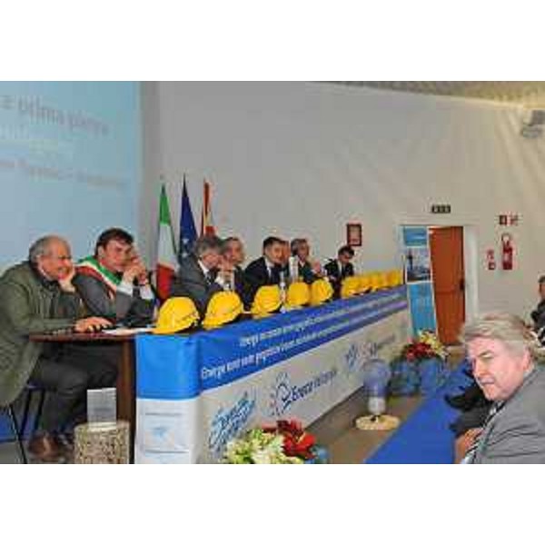 In primo piano l'assessore per le Relazioni internazionali del FVG alla cerimonia per la posa della prima pietra della linea elettrica in alta tensione che collegherà FVG e Carinzia con un elettrodotto da 132 kV tra Tarvisio e Arnoldstein. (Tarvisio 08/04/11)