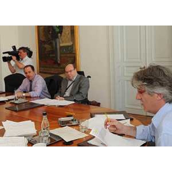 Il presidente della Regione e gli assessori regionali alle Risorse rurali e alla Salute, durante la riunione della Giunta regionale. (Trieste 11/04/11)