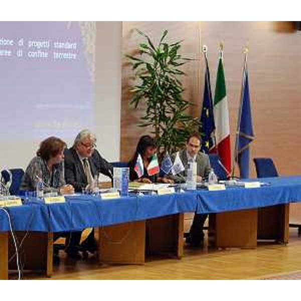 Vlasta Pelikan Valencic (Console generale di Slovenia a Trieste) e l'assessore alle Relazioni comunitarie del FVG alla presentazione del Bando per il finanziamento di progetti standard dedicati al confine terrestre, a valere sul Programma di Cooperazione Italia/Slovenia 2007-2013. (Udine 13/04/11)