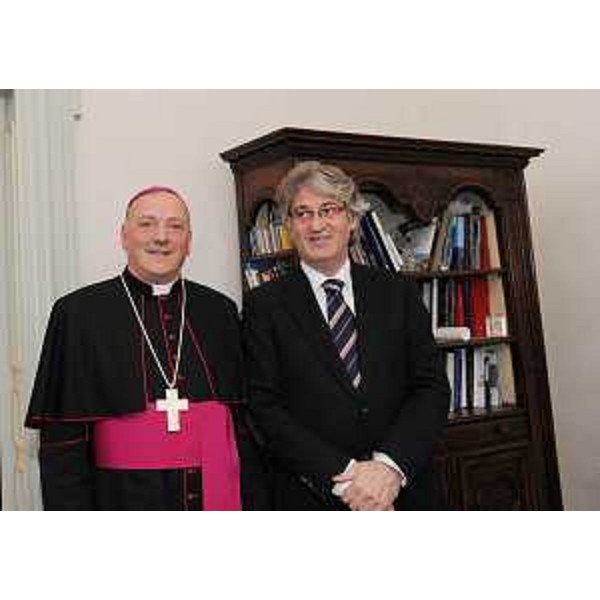 Mons. Giuseppe Pellegrini, vescovo di Concordia-Pordenone, e il presidente della Regione Friuli Venezia Giulia, nel palazzo della Regione. (Trieste 15/04/11)