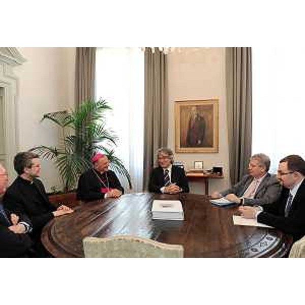 Il presidente della Regione Friuli Venezia Giulia incontra mons. Giuseppe Pellegrini, vescovo di Concordia-Pordenone, nel palazzo della Regione. (Trieste 15/04/11)