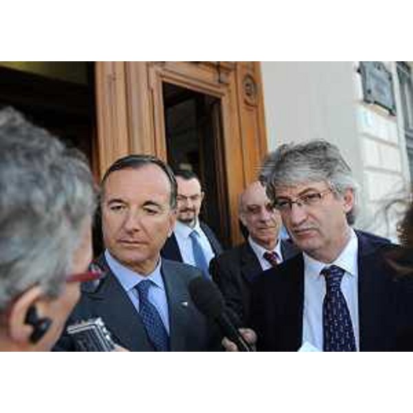 Franco Frattini (Ministro Esteri) e il presidente della Regione Friuli Venezia Giulia, al termine dell'incontro, davanti alla sede della Regione in piazza Unità d'Italia. (Trieste 18/04/11)