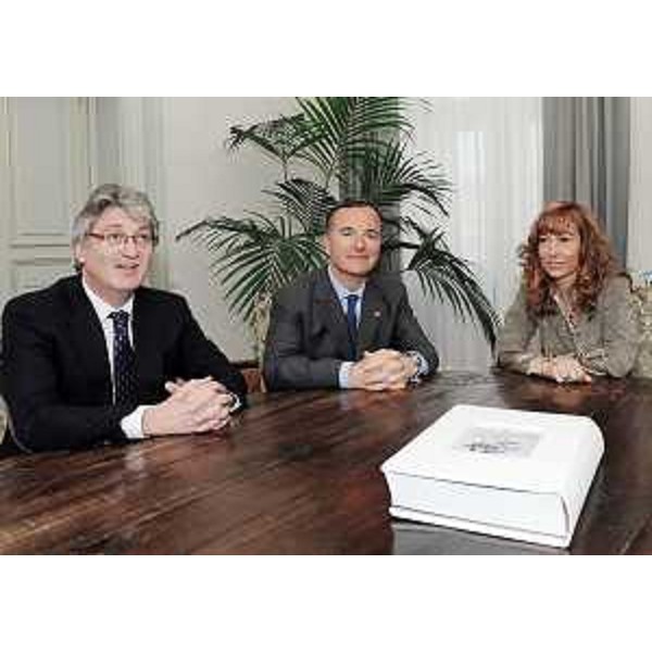 Il presidente della Regione Friuli Venezia Giulia, Franco Frattini (Ministro Esteri) e Michela Gasparutti (Capo segreteria presidente FVG) nella sede della Regione. (Trieste 18/04/11)