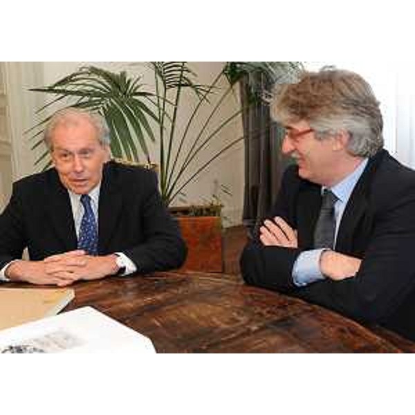 Gerhard Pfanzelter (Ambasciatore, Segretario generale INCE) e il presidente del Friuli Venezia Giulia, nella sede della Regione. (Trieste 21/04/11)