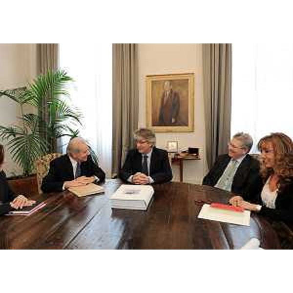 L'incontro tra Gerhard Pfanzelter (Ambasciatore, Segretario generale INCE) e il presidente del Friuli Venezia Giulia, nella sede della Regione. (Trieste 21/04/11)