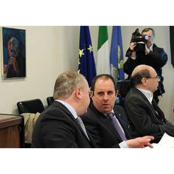 Gli assessori regionali a Funzione pubblica e Autonomie locali, Risorse rurali e agroalimentari, e Salute e Politiche sociali, nel corso della riunione della Giunta regionale. (Udine 29/04/11)
