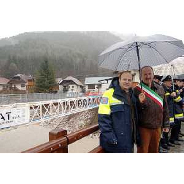 Gianfranco Moretton (Vicepresidente e Assessore regionale all'ambiente, lavori pubblici e protezione civile) con Alessandro Oman (Sindaco di Malborghetto-Valbruna) all'inaugurazione del ponte di Malborghetto. (Malborghetto 09/12/06)