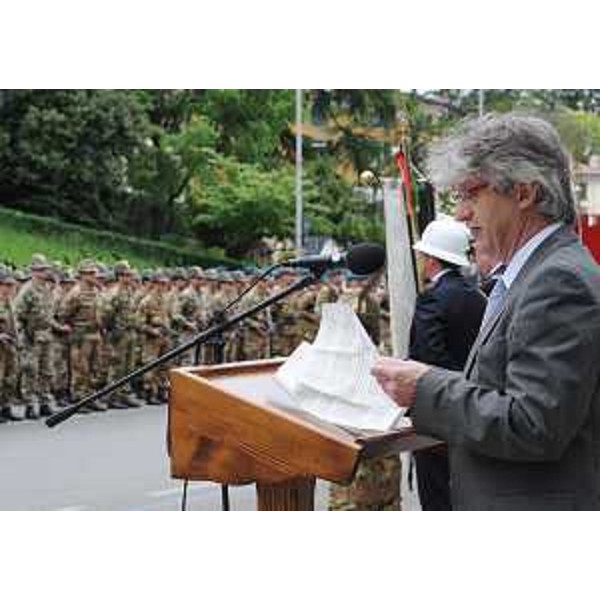 Il presidente della Regione, a nome dei cittadini del Friuli Venezia Giulia, ringrazia la Brigata alpina "Julia" al rientro dalla missione in Afghanistan, in piazza I Maggio. (Udine 29/04/11)