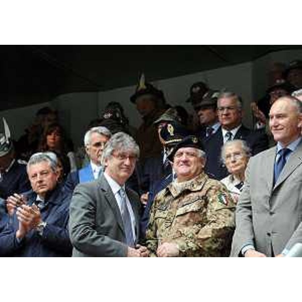 Il presidente della Regione con Giuseppe Valotto (Capo Stato Maggiore Esercito), e il presidente del Consiglio regionale, alla cerimonia per il rientro della Brigata alpina "Julia" dalla missione in Afghanistan, in piazza I Maggio. (Udine 29/04/11)