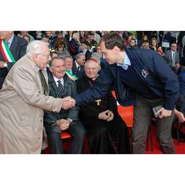 Stretta di mano tra Giuseppe Zamberletti (ex Commissario di Governo) e il vicepresidente e assessore alla Protezione civile del FVG all'inaugurazione del monumento in memoria delle vittime del terremoto del 1976 e dell'opera di soccorso dei vigili del fuoco. (Gemona del Friuli 30/04/11)