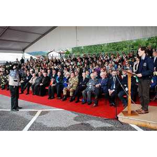 Il vicepresidente e assessore alla Protezione civile del FVG interviene all'inaugurazione del monumento in memoria delle vittime del terremoto del 1976 e dell'opera di soccorso dei vigili del fuoco. (Gemona del Friuli 30/04/11)