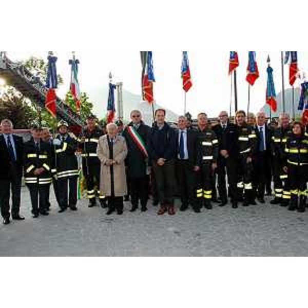 Giuseppe Zamberletti (ex Commissario di Governo), Paolo Urbani (Sindaco Gemona del Friuli) e il vicepresidente e assessore alla Protezione civile del FVG all'inaugurazione del monumento in memoria delle vittime del terremoto del 1976 e dell'opera di soccorso dei vigili del fuoco. (Gemona del Friuli 30/04/11)