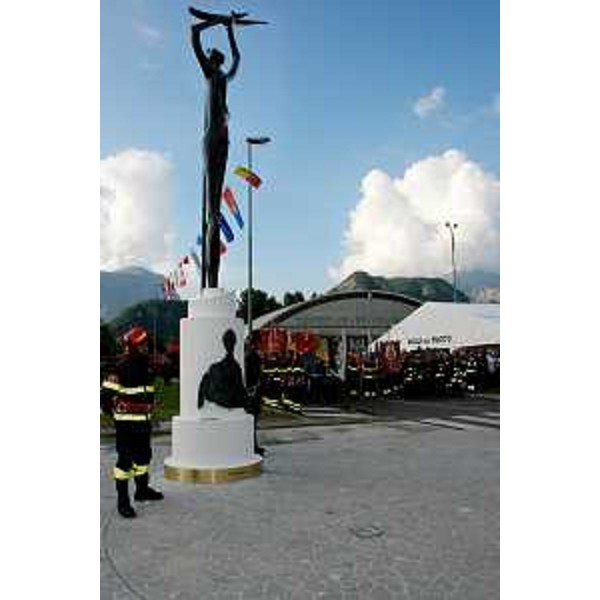 Il monumento in memoria delle vittime del terremoto del 1976 e dell'opera di soccorso dei vigili del fuoco. (Gemona del Friuli 30/04/11)