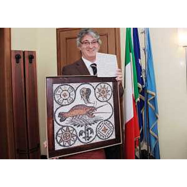 Il presidente della Regione con la riproduzione di un mosaico della basilica di Aquileia, realizzata da Rita Bertolazzo: l'opera sarà donata al Papa Benedetto XVI a nome del Friuli Venezia Giulia. (Trieste 05/05/11)