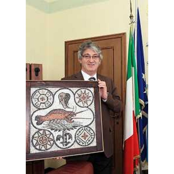 Il presidente della Regione con la riproduzione di un mosaico della basilica di Aquileia, realizzata da Rita Bertolazzo: l'opera sarà donata al Papa Benedetto XVI a nome del Friuli Venezia Giulia. (Trieste 05/05/11)