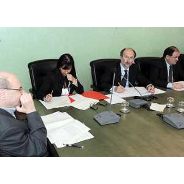 Gli assessori regionali alla Salute e Politiche sociali, al Lavoro, Formazione e Commercio, alla Viabilità e Trasporti, all'Istruzione, Università e ricerca, nel corso della riunione della Giunta regionale. (Trieste 05/05/11)