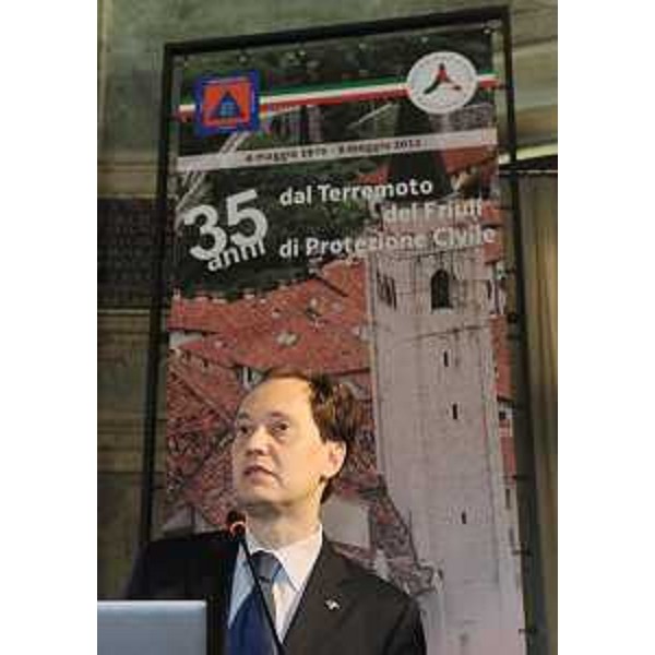 Il vicepresidente e assessore alla Protezione civile del FVG interviene al convegno organizzato per l'anniversario del terremoto che il 6 maggio del '76 travolse il Friuli. (Udine 06/05/11)