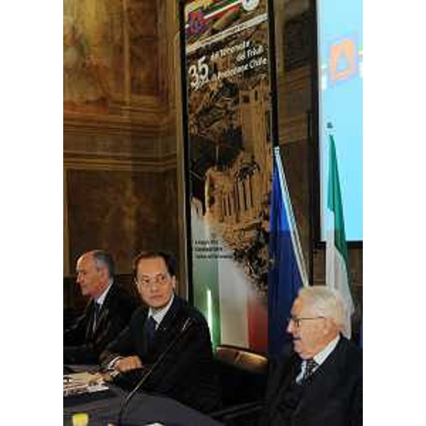 Franco Gabrielli (Capo dipartimento Protezione civile nazionale), il vicepresidente e assessore alla Protezione civile del FVG e Giuseppe Zamberletti (ex commissario straordinario ricostruzione Friuli) al convegno organizzato per l'anniversario del terremoto che il 6 maggio del '76 travolse il Friuli. (Udine 06/05/11)