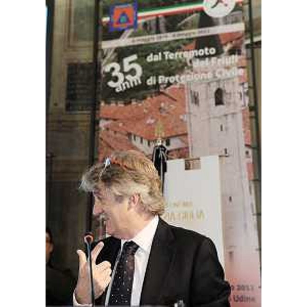 Il presidente della Regione Friuli Venezia Giulia interviene a conclusione del convegno organizzato per l'anniversario del terremoto che il 6 maggio del '76 travolse il Friuli. (Udine 06/05/11)