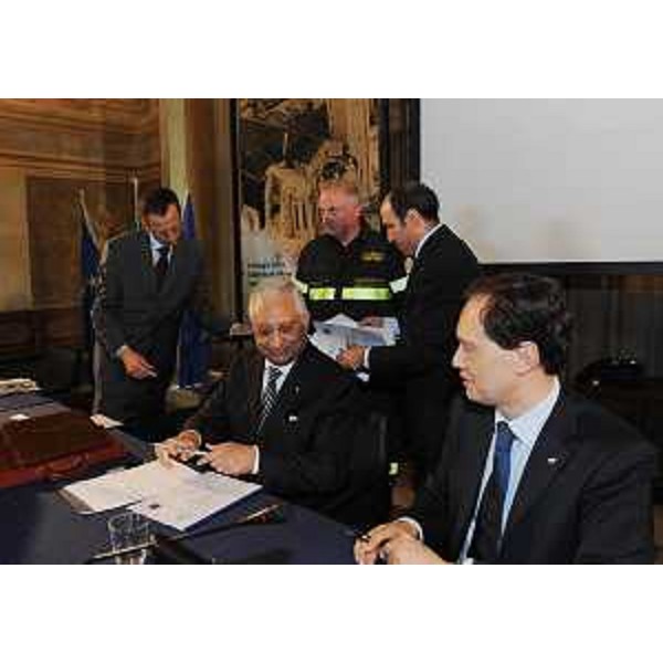 Alessandro Giacchetti (Prefetto Trieste) e il vicepresidente e assessore alla Protezione civile del FVG sottoscrivono la convenzione di collaborazione tra la Protezione civile regionale e i Vigili del Fuoco. (Udine 06/05/11)