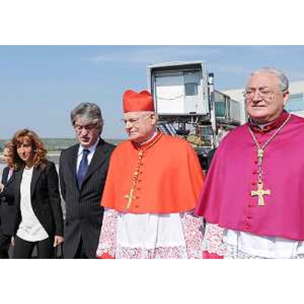 Michela Gasparutti (Capo segreteria presidente FVG), il presidente della Regione Friuli Venezia Giulia, il patriarca di Venezia cardinale Angelo Scola e l'arcivescovo di Gorizia Dino De Antoni attendono Papa Benedetto XVI all'aeroporto. (Ronchi dei Legionari 07/05/11)