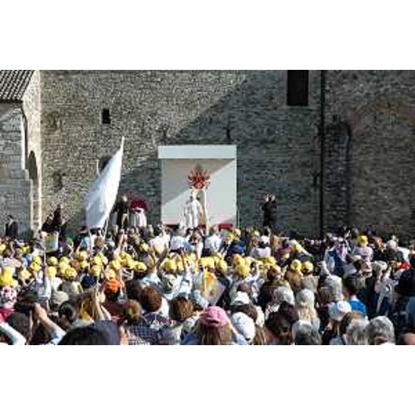 Il Santo Padre Benedetto XVI saluta i Pastori, le autorità civili e i fedeli delle Diocesi del Triveneto, della Slovenia, della Croazia e dell'Austria, in piazza Capitolo. (Aquileia 07/05/11)