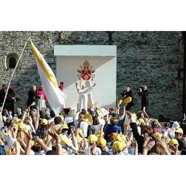 Il Santo Padre Benedetto XVI saluta i Pastori, le autorità civili e i fedeli delle Diocesi del Triveneto, della Slovenia, della Croazia e dell'Austria, in piazza Capitolo. (Aquileia 07/05/11)