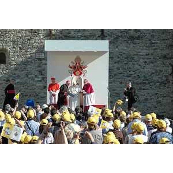 Il Santo Padre Benedetto XVI saluta i Pastori, le autorità civili e i fedeli delle Diocesi del Triveneto, della Slovenia, della Croazia e dell'Austria, in piazza Capitolo. (Aquileia 07/05/11)