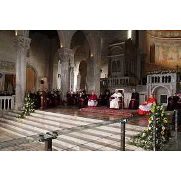Il Santo Padre Benedetto XVI durante l'incontro con i Vescovi dell'area che fu del Patriarcato di Aquileia, nella Basilica patriarcale di Santa Maria Assunta. (Aquileia 07/05/11)