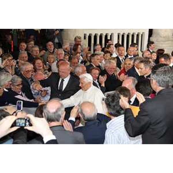Il Santo Padre Benedetto XVI tra i fedeli in occasione dell'incontro con i Vescovi dell'area che fu del Patriarcato di Aquileia, nella Basilica patriarcale di Santa Maria Assunta. (Aquileia 07/05/11)