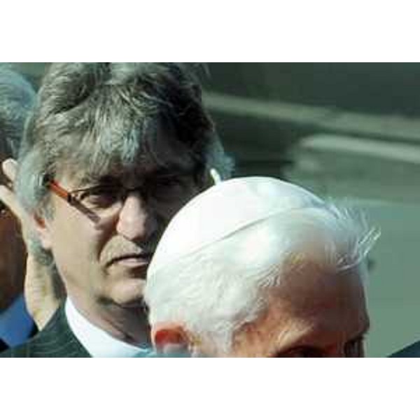 Il presidente della Regione Friuli Venezia Giulia e il Santo Padre Benedetto XVI appena arrivato in Friuli Venezia Giulia. (Aeroporto di Ronchi dei Legionari 07/05/11)