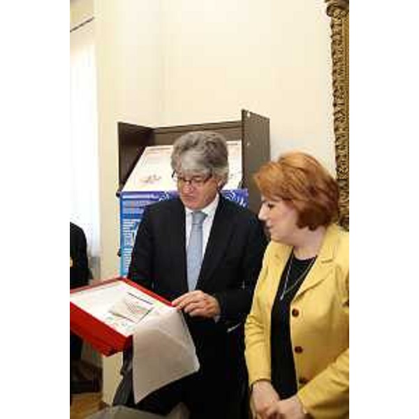 Il presidente della Regione Friuli Venezia Giulia con il ministro della Cultura dell'Armenia Hasmik Poghosyan. (Erevan 10/05/11)