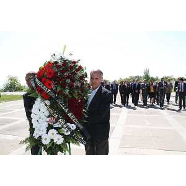Il presidente della Regione Friuli Venezia Giulia visita il Monumento alle vittime del Genocidio degli Armeni. (Erevan 10/05/11)