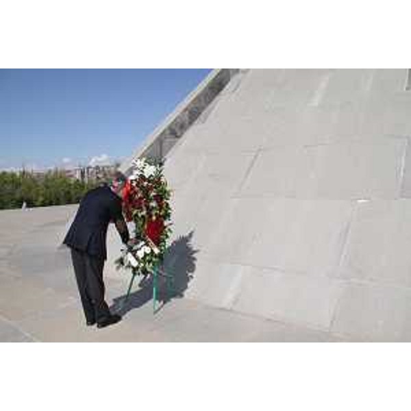 Il presidente della Regione Friuli Venezia Giulia depone una corona di fiori sul Monumento alle vittime del Genocidio degli Armeni. (Erevan 10/05/11)
