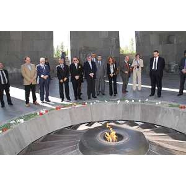 Il presidente della Regione Friuli Venezia Giulia visita il Monumento alle vittime del Genocidio degli Armeni. (Erevan 10/05/11)