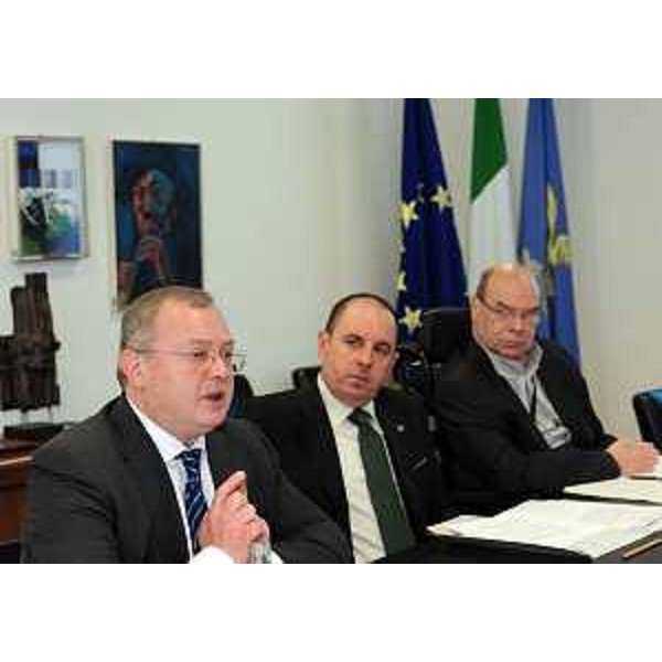 Gli assessori regionali a Funzione pubblica, Autonomie locali e Coordinamento delle Riforme, a Risorse rurali, agroalimentari e forestali, a Salute, Integrazione socio sanitaria e Politiche sociali, nel corso della riunione della Giunta. (Udine 13/05/11)