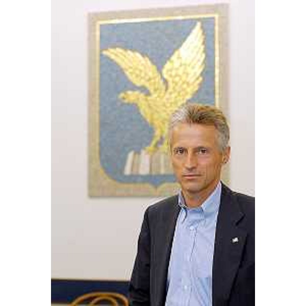 Riccardo Illy (Presidente Regione Friuli Venezia Giulia) con alle spalle lo stemma della Regione Autonoma Friuli Venezia Giulia (17/06/2003)