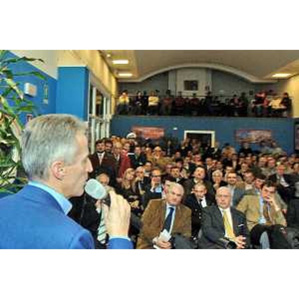Riccardo Illy (Presidente Regione Friuli Venezia Giulia) durante l'intervento all'incontro sulle opere di bonifica della laguna di Grado e di Lignano e sulla viabilità Aussa. (San Giorgio di Nogaro 11/12/06)