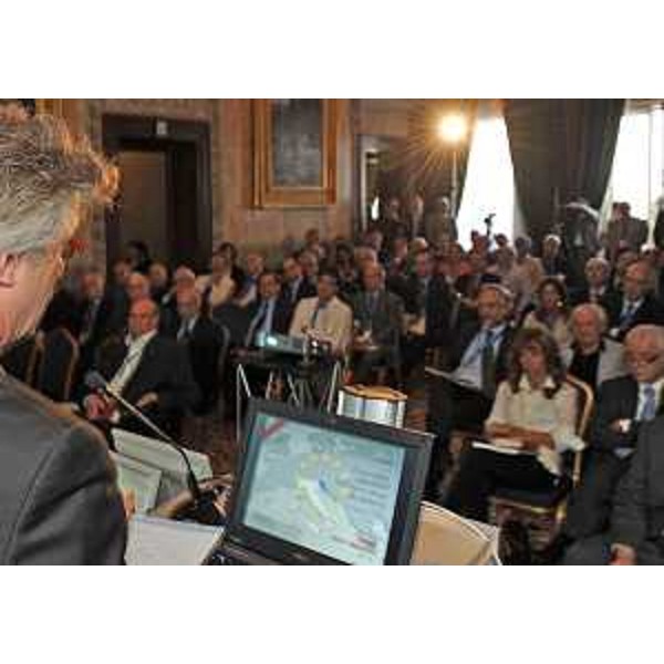 Renzo Tondo (Presidente Friuli Venezia Giulia) interviene al convegno "L'oncologia motore dell'innovazione in sanità". (Udine 20/05/11)